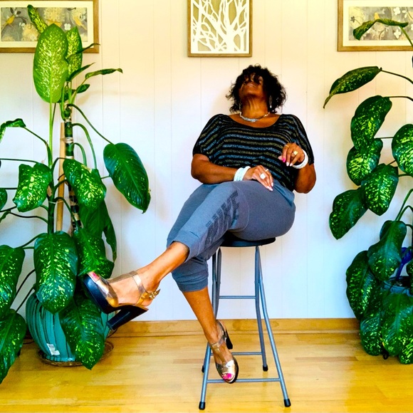 ✨ Nike✨ Dark Grey Women's Mid-Rise Slim Joggers W/Left Leg Logo - Picture 14 of 15